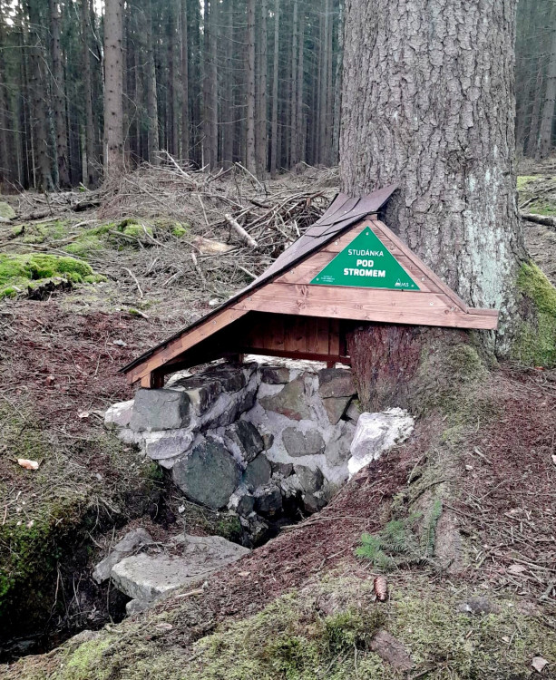 Studánky v Brdech dostaly romantické stříšky