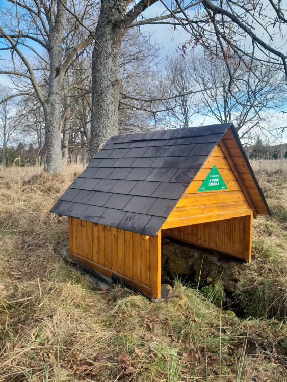 Studánky v Brdech dostaly romantické stříšky