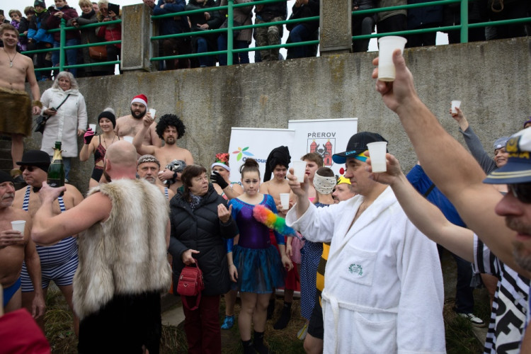 FOTOGALERIE: Otužilce v Přerově sledovaly tisíce lidí