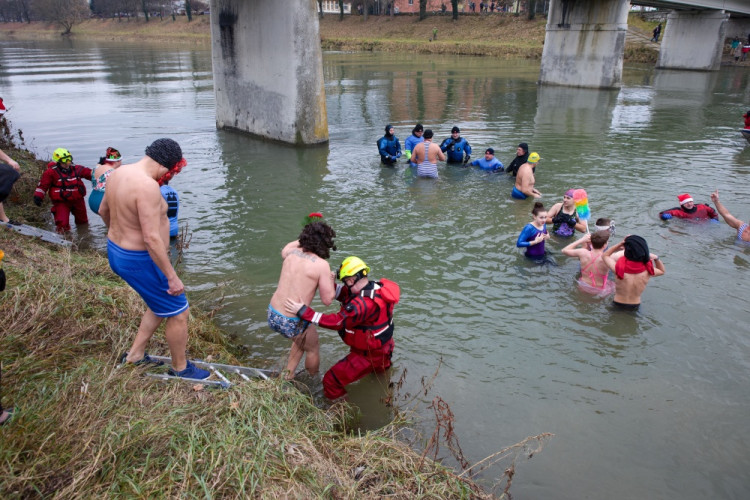 FOTOGALERIE: Otužilce v Přerově sledovaly tisíce lidí