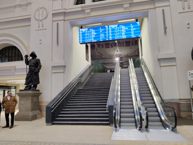 FOTOGALERIE: Rekonstrukce nádražní budovy je u konce