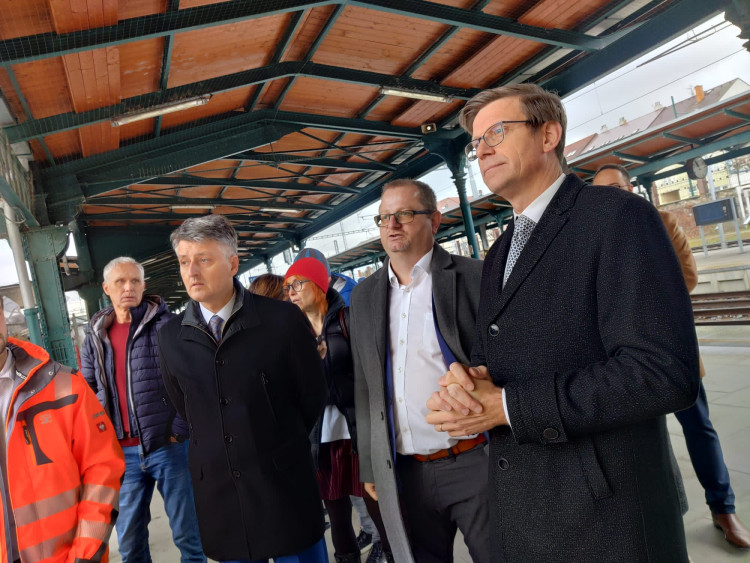 FOTOGALERIE: Rekonstrukce nádražní budovy je u konce