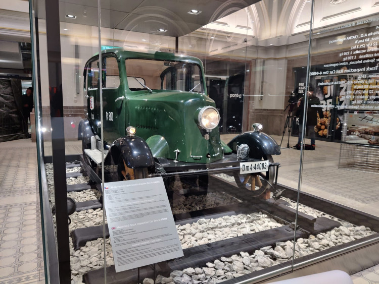 FOTOGALERIE: Rekonstrukce nádražní budovy je u konce