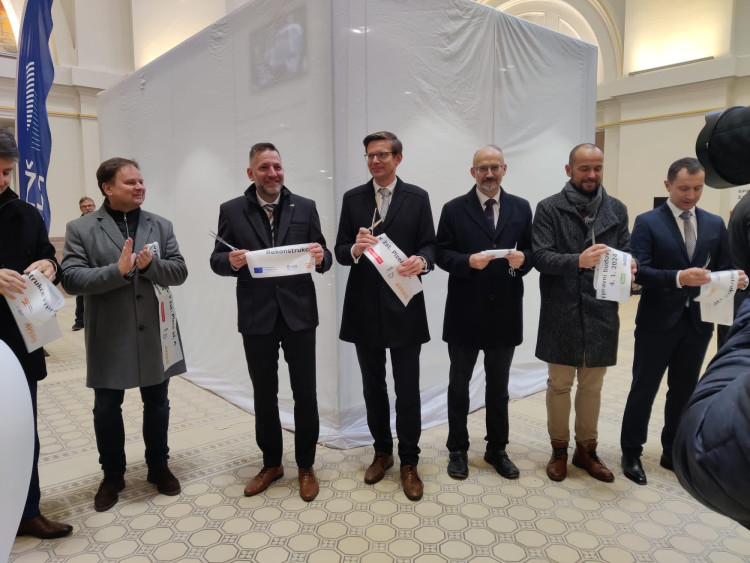 FOTOGALERIE: Rekonstrukce nádražní budovy je u konce