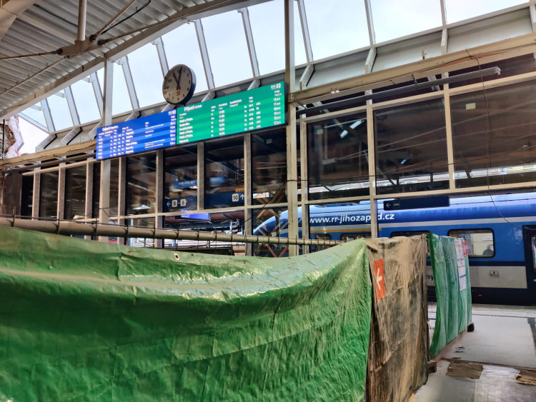 FOTOGALERIE: Rekonstrukce nádražní budovy je u konce