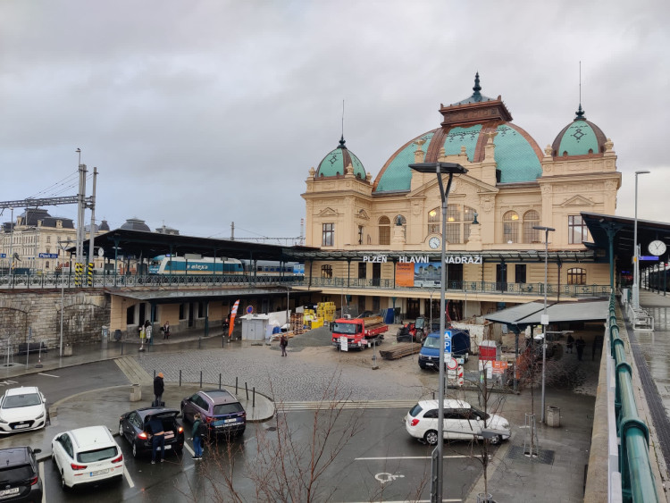 FOTOGALERIE: Rekonstrukce nádražní budovy je u konce