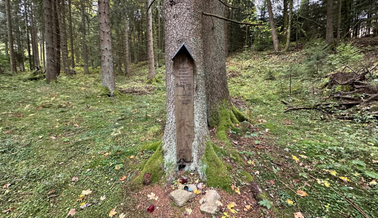 Prkno připomínající skautského vůdce Šedého Vlka