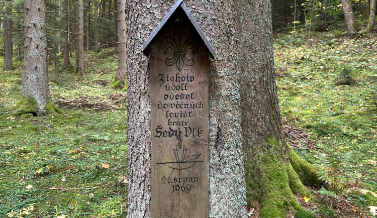 Prkno připomínající skautského vůdce Šedého Vlka