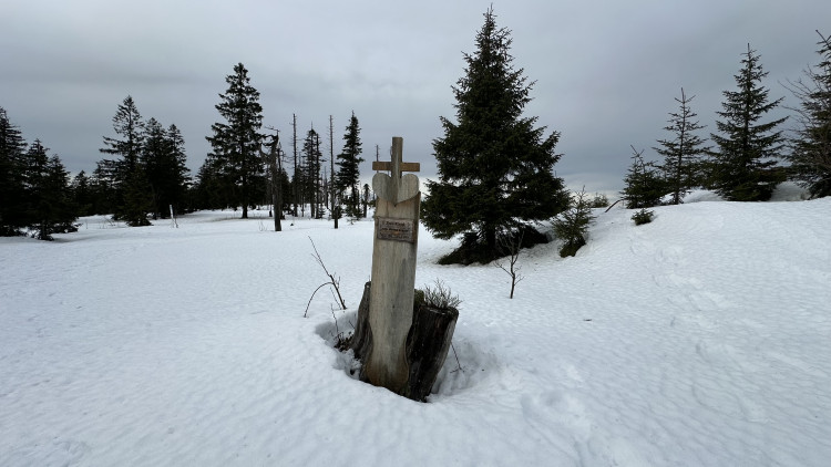 Toto prkno na vrcholku hory Svaroh připomíná krále zmizeé Šumavy Emila Kintzla