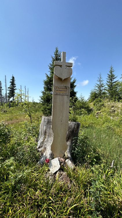 Toto prkno na vrcholku hory Svaroh připomíná krále zmizeé Šumavy Emila Kintzla