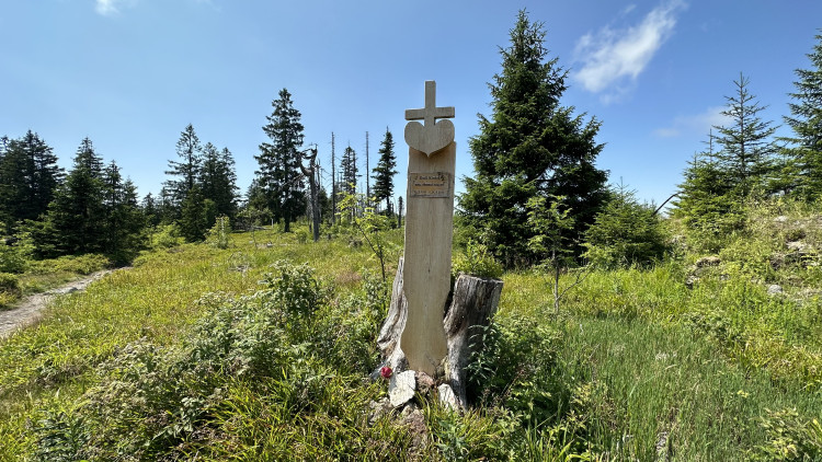Toto prkno na vrcholku hory Svaroh připomíná krále zmizeé Šumavy Emila Kintzla