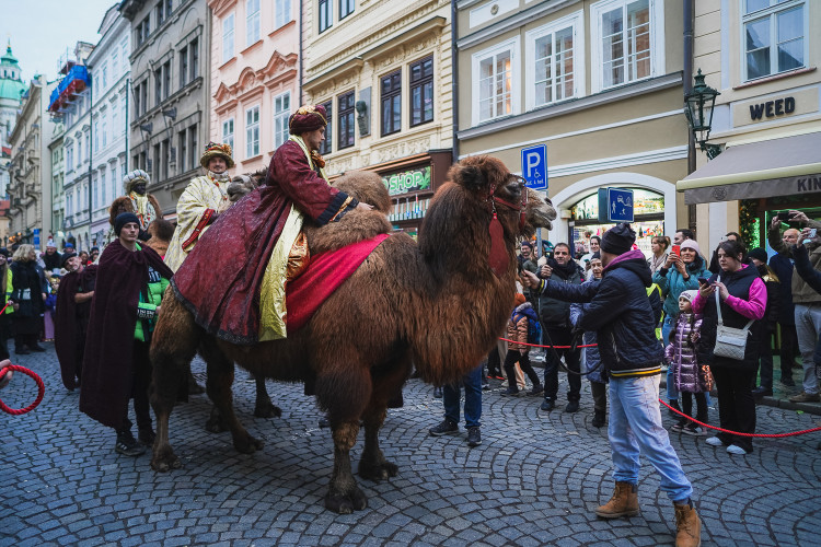 FOTOGALERIE: Prahou prošel tříkrálový průvod, nechyběli velbloudi