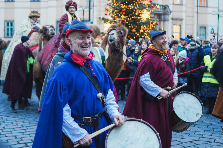 FOTOGALERIE: Prahou prošel tříkrálový průvod, nechyběli velbloudi