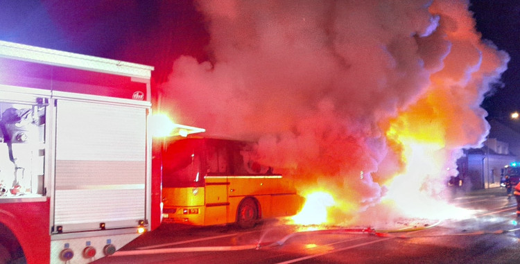 FOTOGALERIE: Požár autobusu v Líních u Plzně