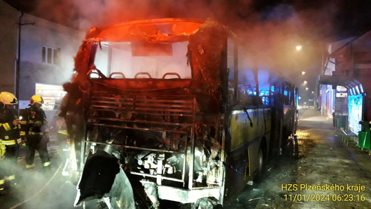 FOTOGALERIE: Požár autobusu v Líních u Plzně