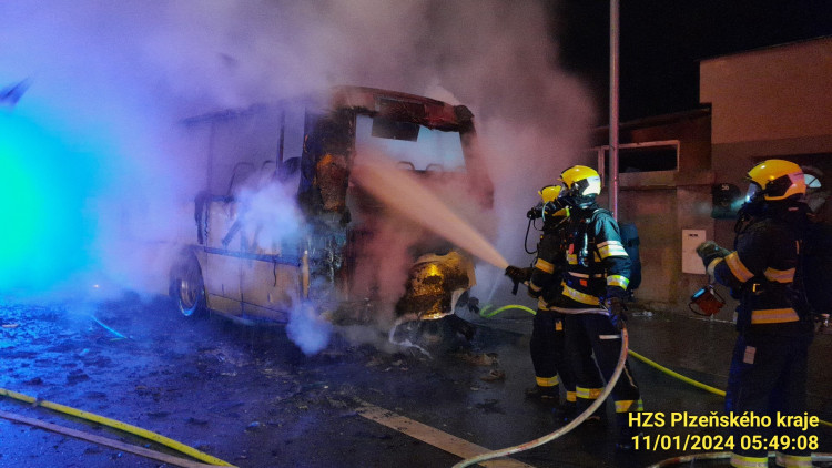 FOTOGALERIE: Požár autobusu v Líních u Plzně
