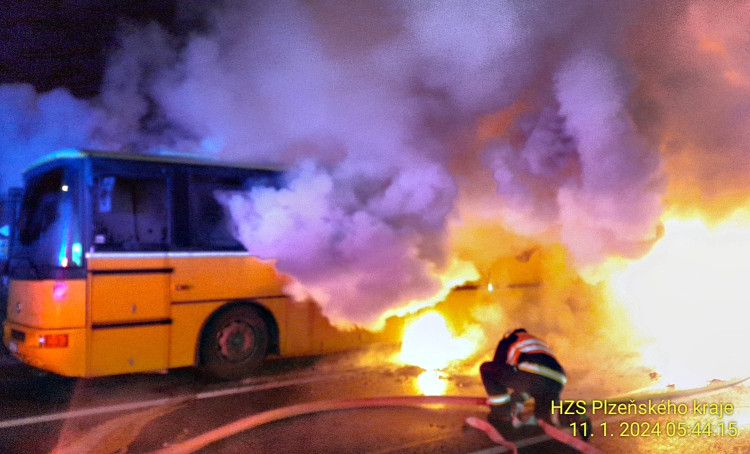 FOTOGALERIE: Požár autobusu v Líních u Plzně