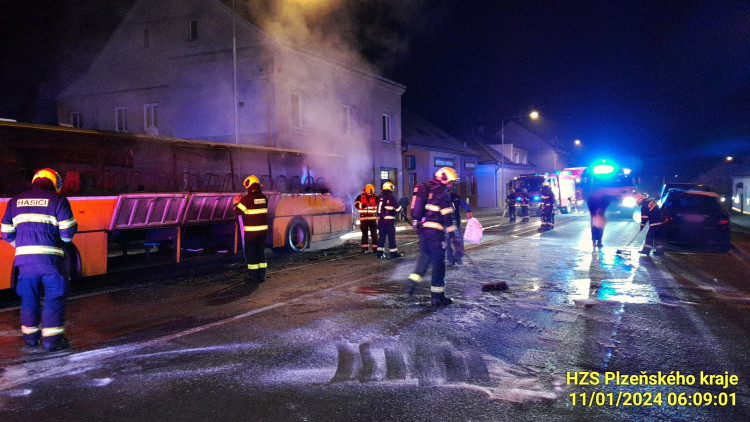 FOTOGALERIE: Požár autobusu v Líních u Plzně