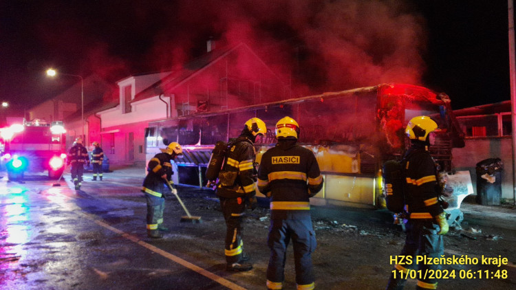FOTOGALERIE: Požár autobusu v Líních u Plzně