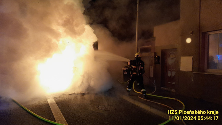 FOTOGALERIE: Požár autobusu v Líních u Plzně