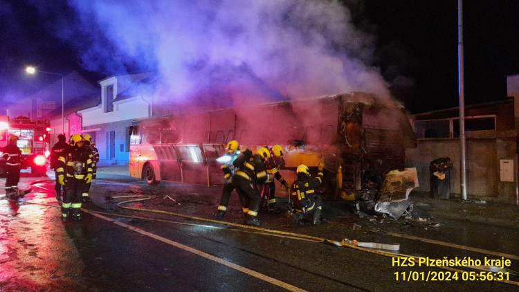 FOTOGALERIE: Požár autobusu v Líních u Plzně
