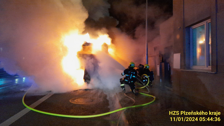 FOTOGALERIE: Požár autobusu v Líních u Plzně