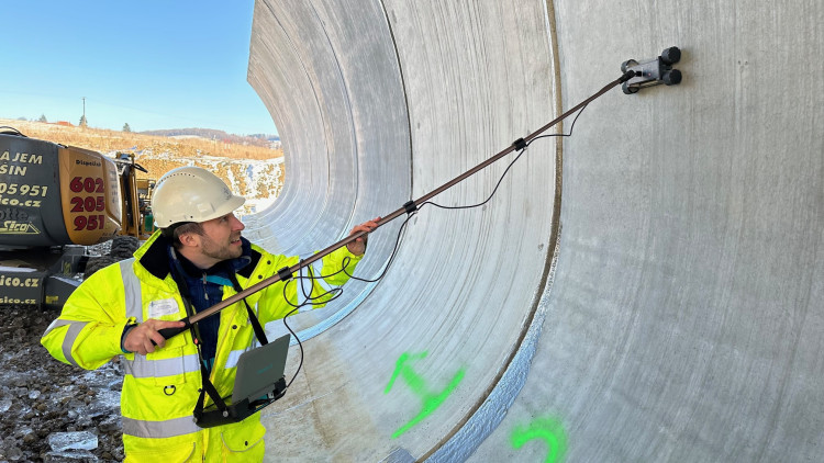 FOTOGALERIE: Bourání vadného mostu na stavbě obchvatu Klatov