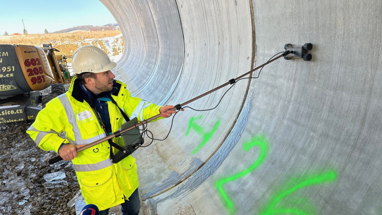 FOTOGALERIE: Bourání vadného mostu na stavbě obchvatu Klatov
