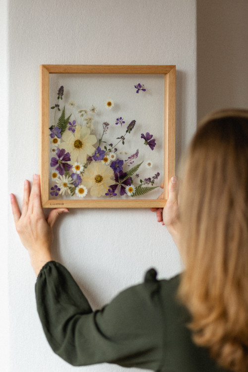 FOTOGALERIE: Veronika s Petrem vyrábí úchvatné obrazy z lisovaných květin. Na výlety chodíme s batohy plných knih, říkají