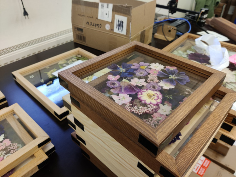 FOTOGALERIE: Veronika s Petrem vyrábí úchvatné obrazy z lisovaných květin. Na výlety chodíme s batohy plných knih, říkají