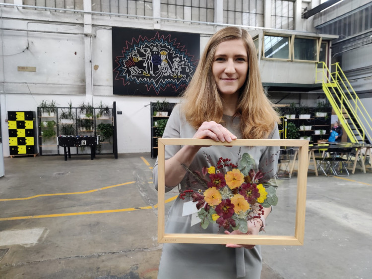 FOTOGALERIE: Veronika s Petrem vyrábí úchvatné obrazy z lisovaných květin. Na výlety chodíme s batohy plných knih, říkají