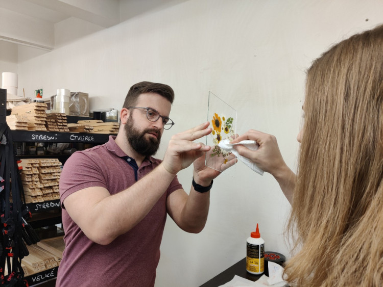 FOTOGALERIE: Veronika s Petrem vyrábí úchvatné obrazy z lisovaných květin. Na výlety chodíme s batohy plných knih, říkají