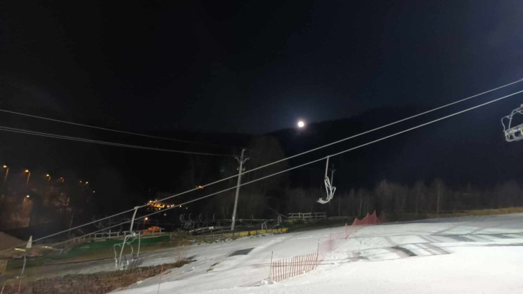 FOTOGALERIE: Večerní lyžování v Hrubé Vodě nabídlo prázdné sjezdovky