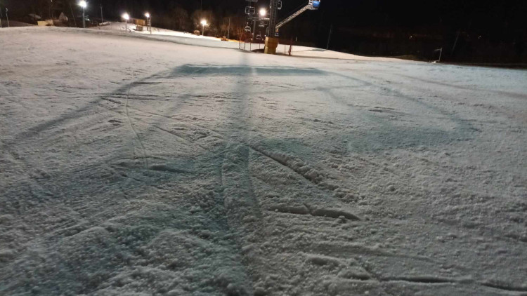 FOTOGALERIE: Večerní lyžování v Hrubé Vodě nabídlo prázdné sjezdovky
