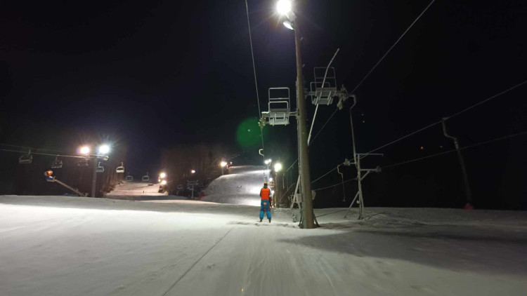 FOTOGALERIE: Večerní lyžování v Hrubé Vodě nabídlo prázdné sjezdovky