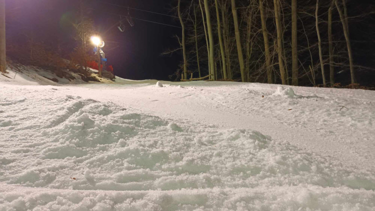 FOTOGALERIE: Večerní lyžování v Hrubé Vodě nabídlo prázdné sjezdovky