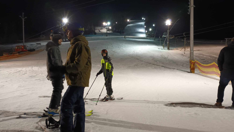 FOTOGALERIE: Večerní lyžování v Hrubé Vodě nabídlo prázdné sjezdovky