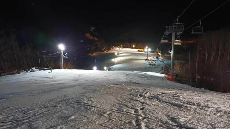 FOTOGALERIE: Večerní lyžování v Hrubé Vodě nabídlo prázdné sjezdovky
