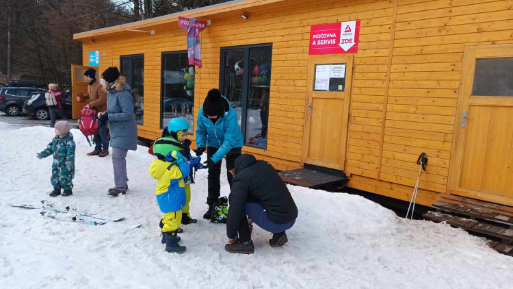 FOTOGALERIE: Večerní lyžování v Hrubé Vodě nabídlo prázdné sjezdovky