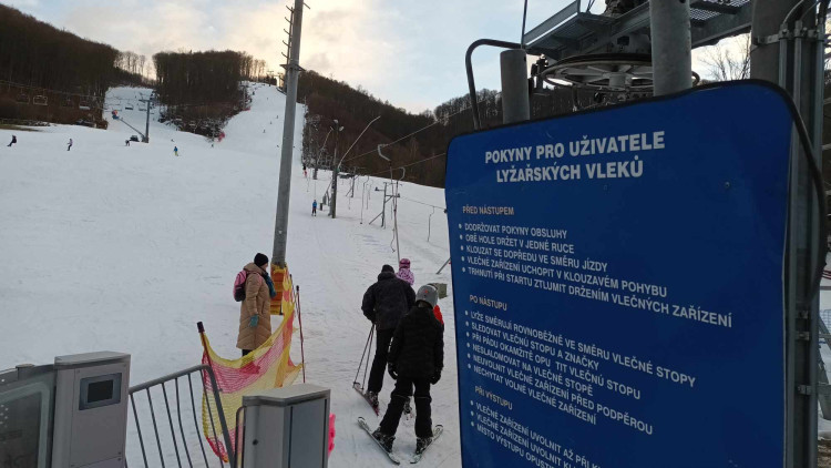 FOTOGALERIE: Večerní lyžování v Hrubé Vodě nabídlo prázdné sjezdovky