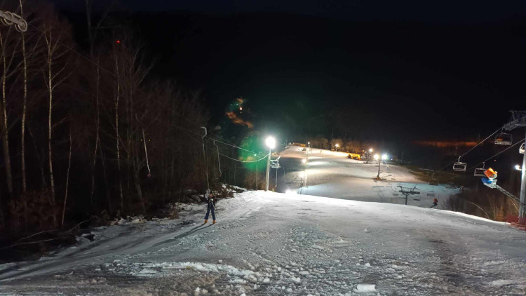 FOTOGALERIE: Večerní lyžování v Hrubé Vodě nabídlo prázdné sjezdovky