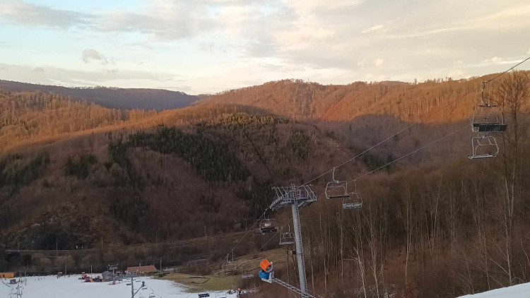 FOTOGALERIE: Večerní lyžování v Hrubé Vodě nabídlo prázdné sjezdovky