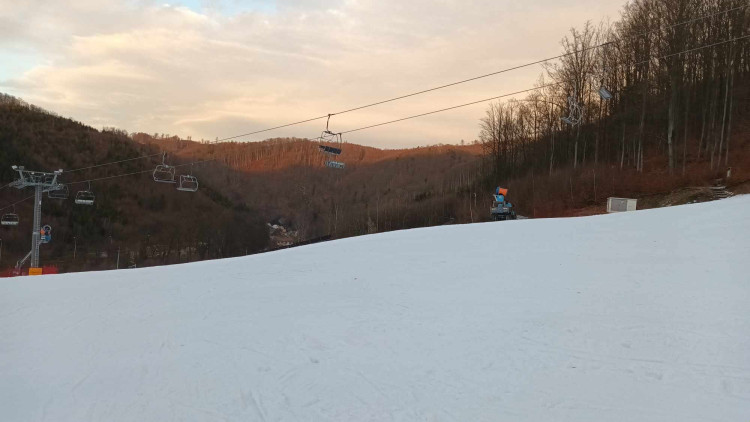 FOTOGALERIE: Večerní lyžování v Hrubé Vodě nabídlo prázdné sjezdovky