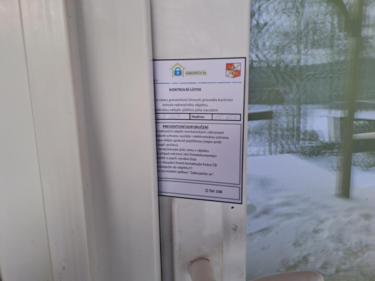 Kontrola rekreačních chatových oblastí policisty