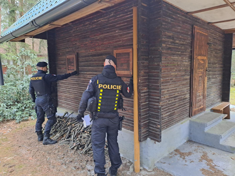 Kontrola rekreačních chatových oblastí policisty