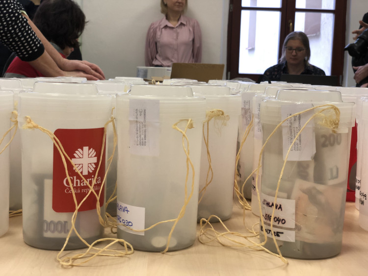 Sčítání výtěžku Tříkrálové sbírky 2024