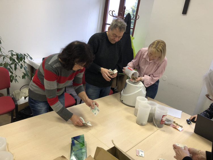 Sčítání výtěžku Tříkrálové sbírky 2024