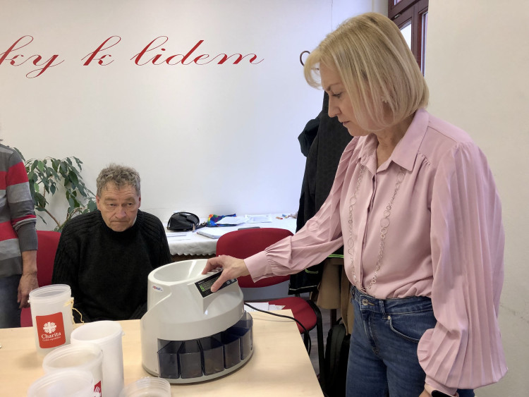 Sčítání výtěžku Tříkrálové sbírky 2024