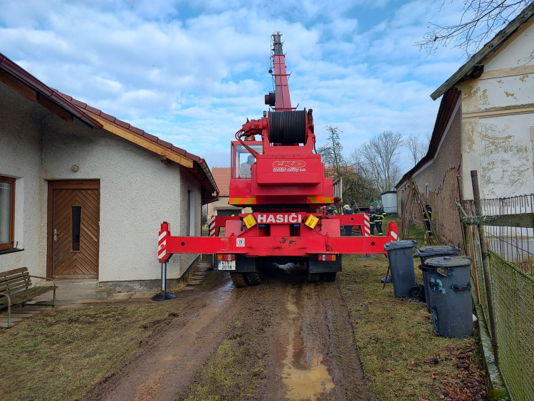 FOTOGALERIE: Hasiči pomáhali koni na nohy