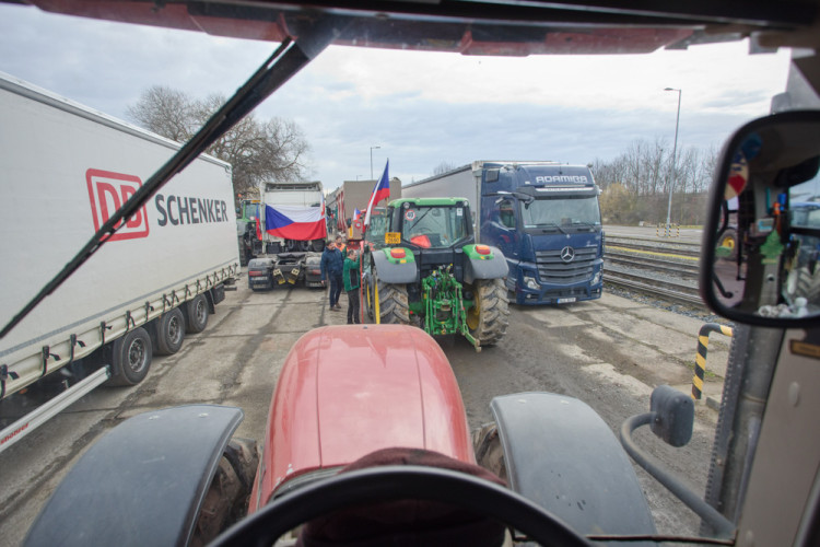FOTOGALERIE: Do Olomouce vyrazily na protestní jízdu konvoje zemědělské techniky